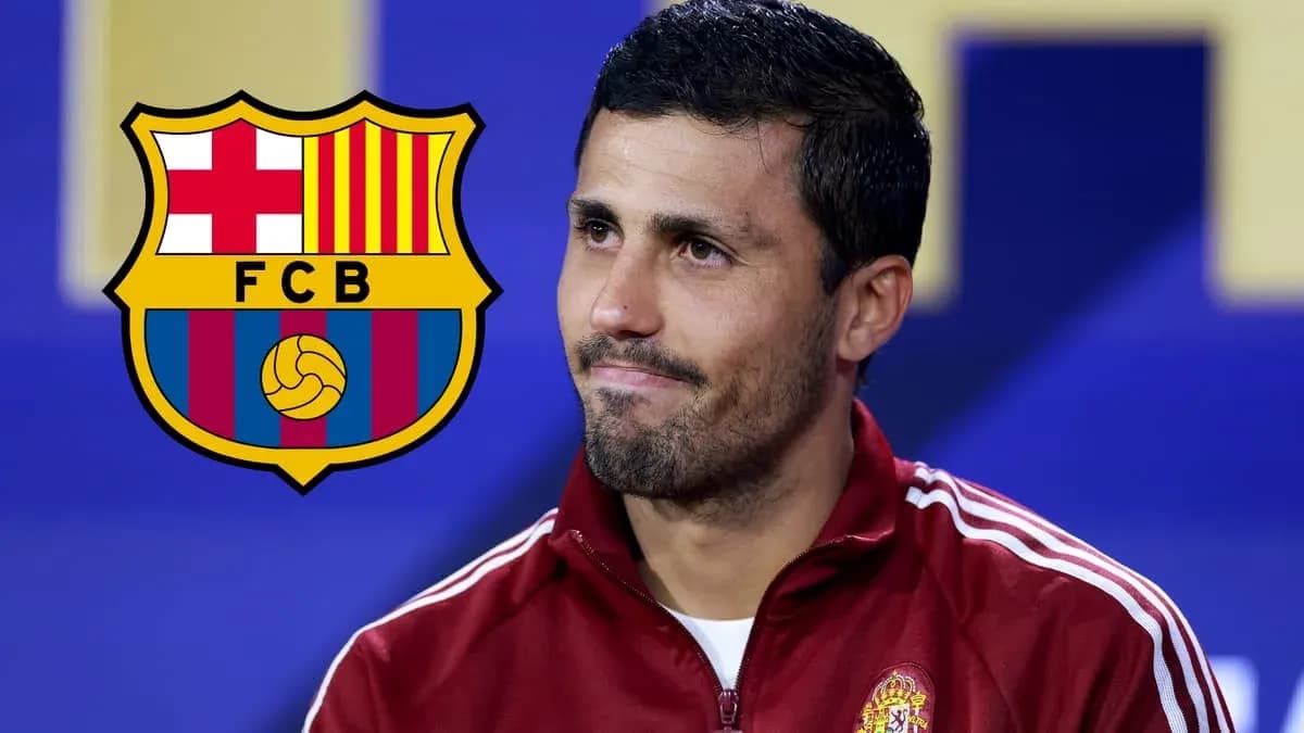 Jugador en conferencia de prensa con escudo del Barcelona