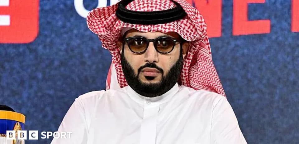 Hombre con gafas y keffiyeh en conferencia de prensa