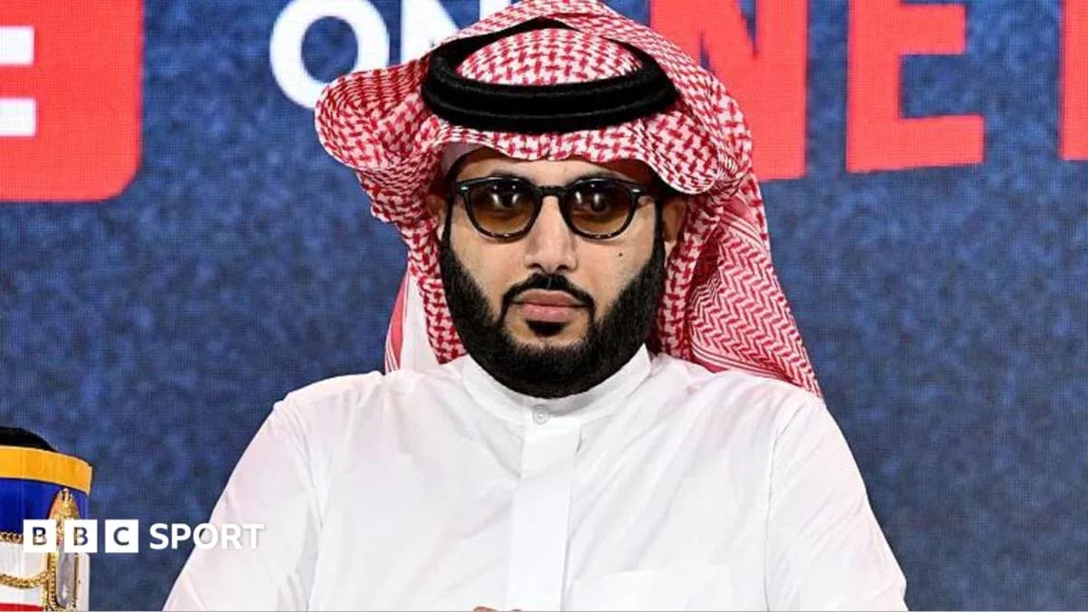 Hombre con gafas y keffiyeh en conferencia de prensa