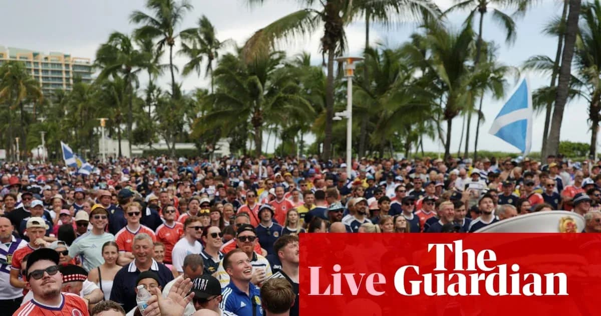 Multitud de aficionados en evento deportivo al aire libre