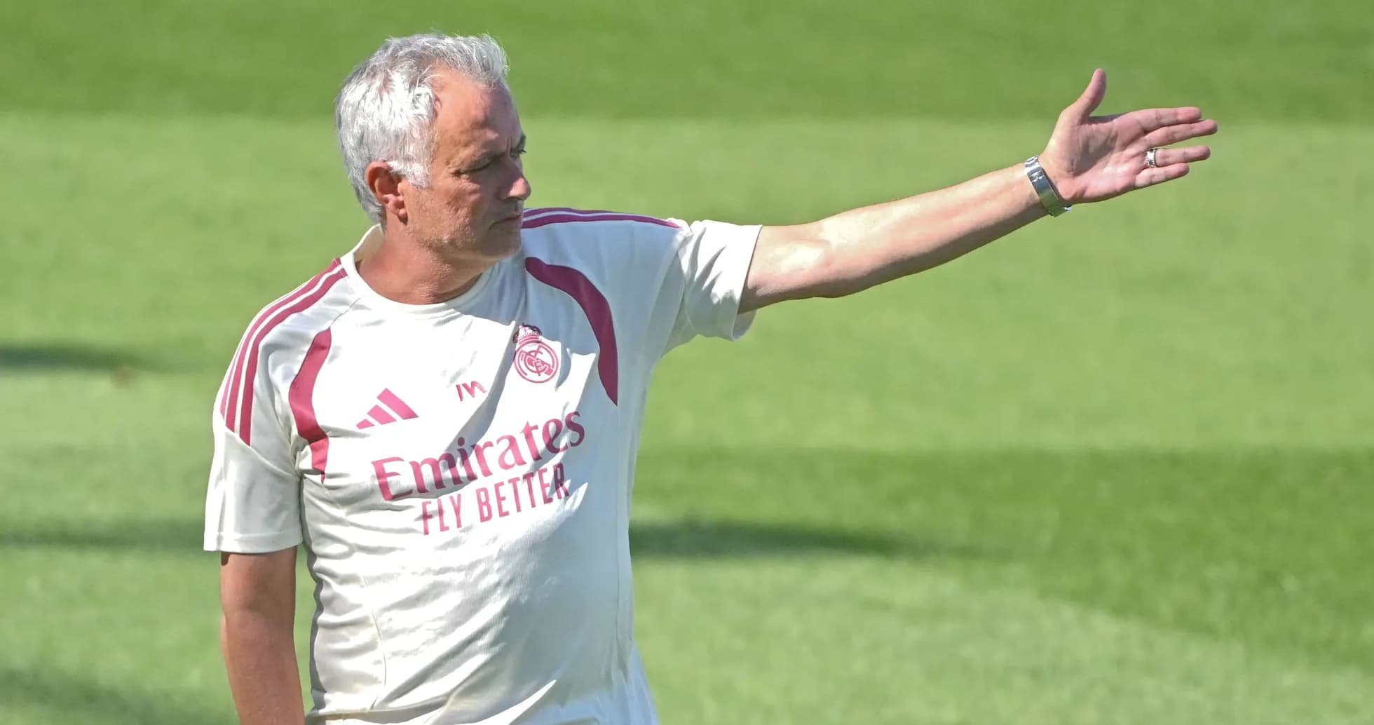 Entrenador dirigiendo a su equipo en el campo