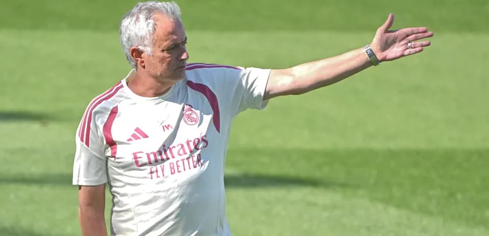 Entrenador dirigiendo a su equipo en el campo