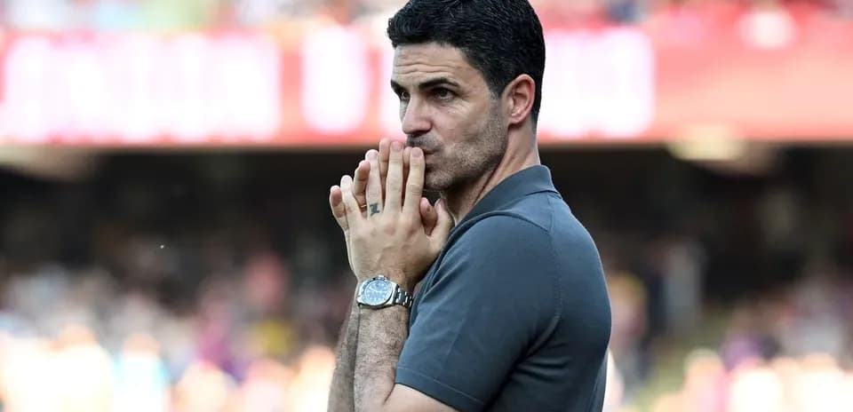 Entrenador pensativo en el banquillo durante el partido