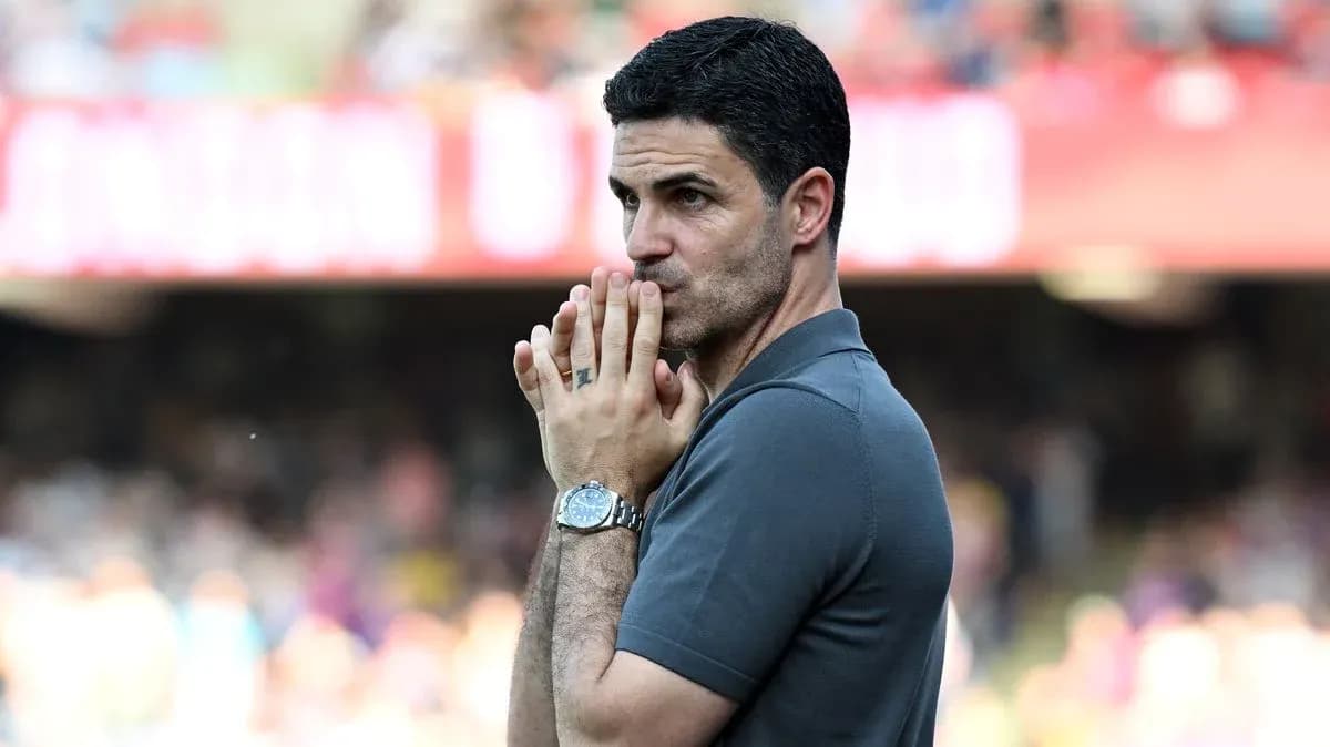 Entrenador pensativo en el banquillo durante el partido