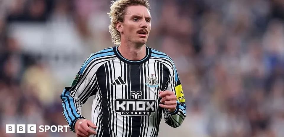 Jugador de Newcastle United corriendo en el campo