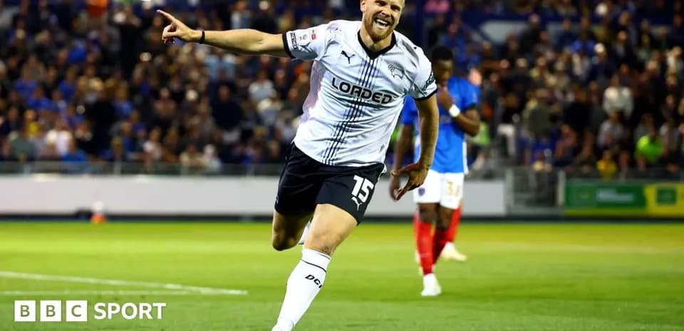 Jugador celebrando un gol durante el partido