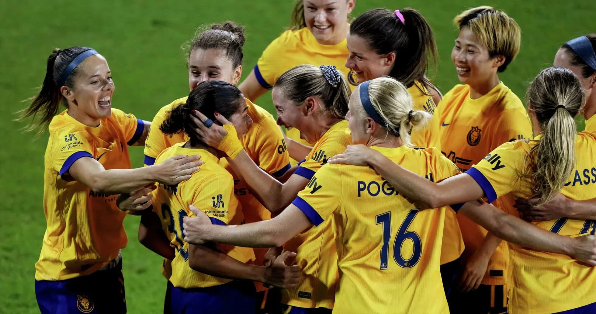 Jugadoras celebrando un gol en el partido