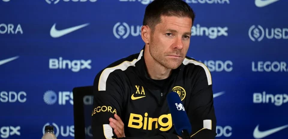 Entrenador en conferencia de prensa con micrófono