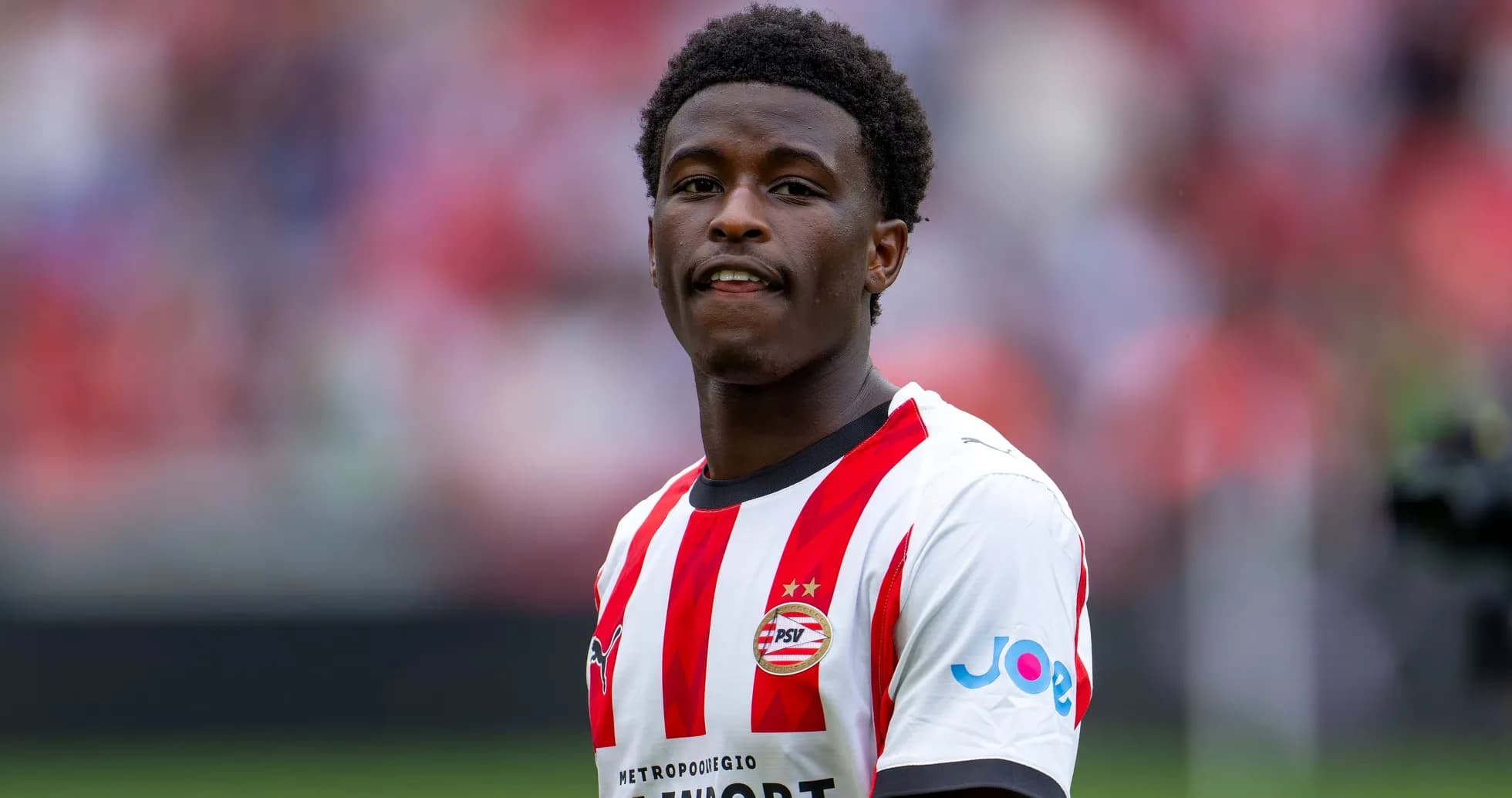 Jugador de PSV con camiseta blanca y roja en el campo