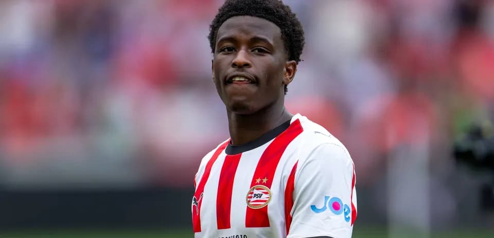 Jugador de PSV con camiseta blanca y roja en el campo