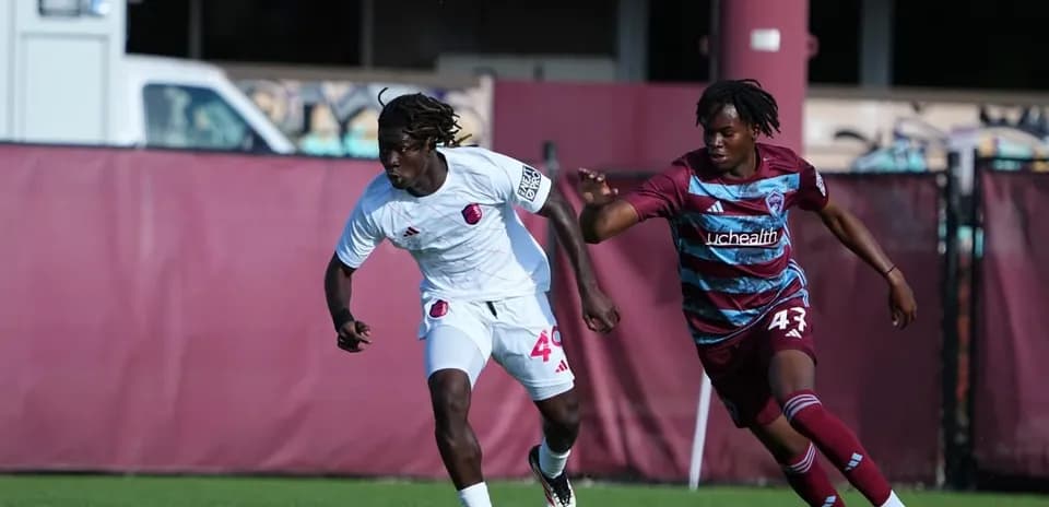 Jugador corriendo durante el partido Colorado Rapids II