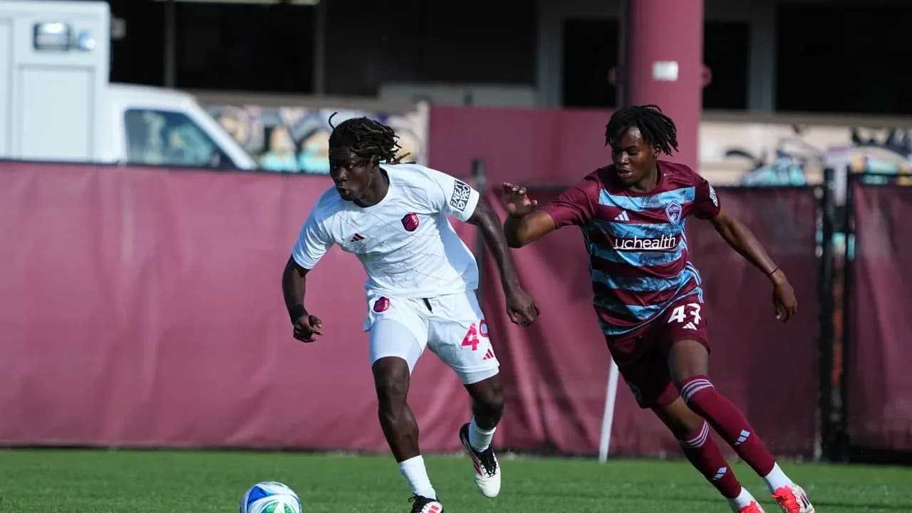 Jugador corriendo durante el partido Colorado Rapids II