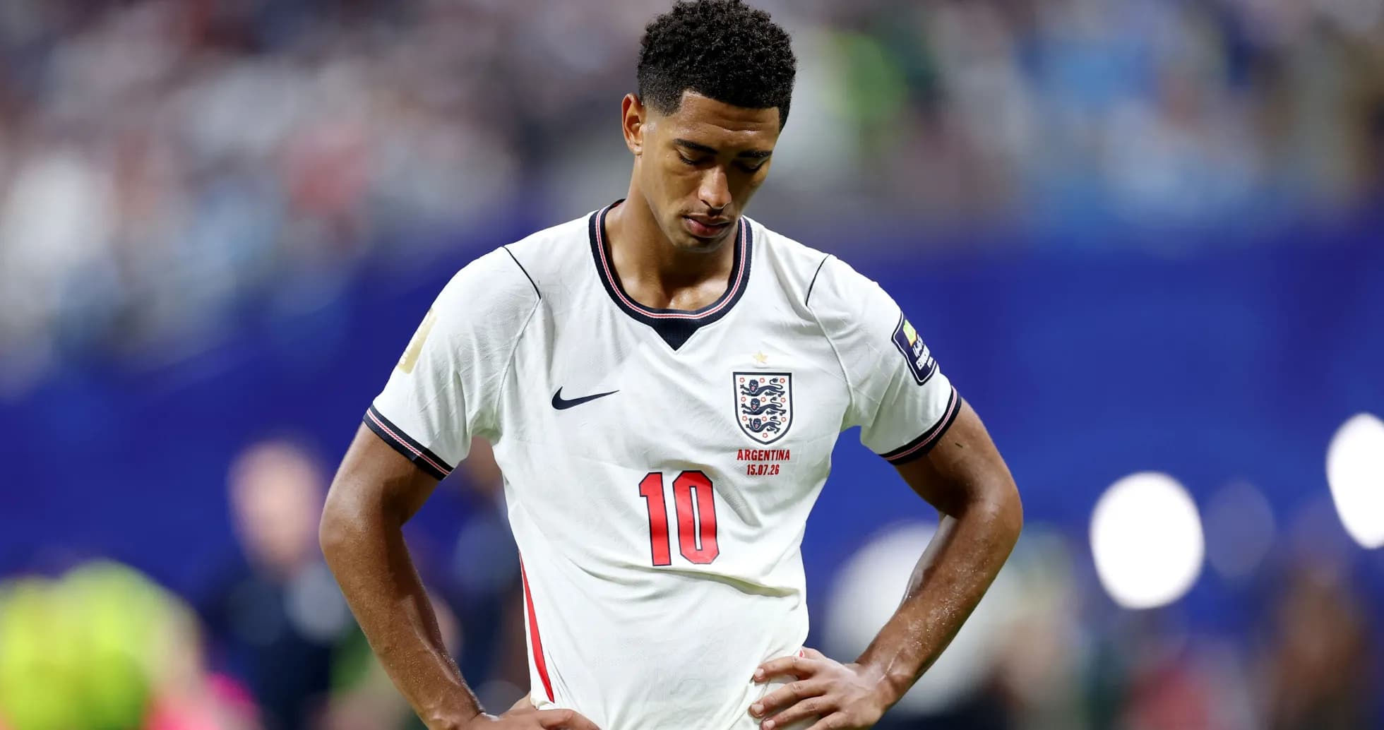 Jugador de Inglaterra con cabeza baja en el campo