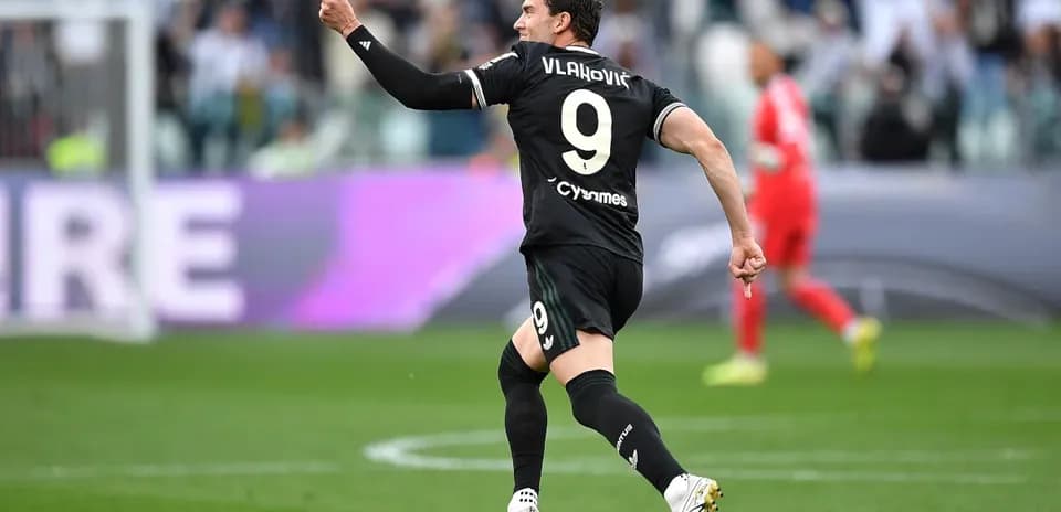 Vlahović celebra un gol en el partido