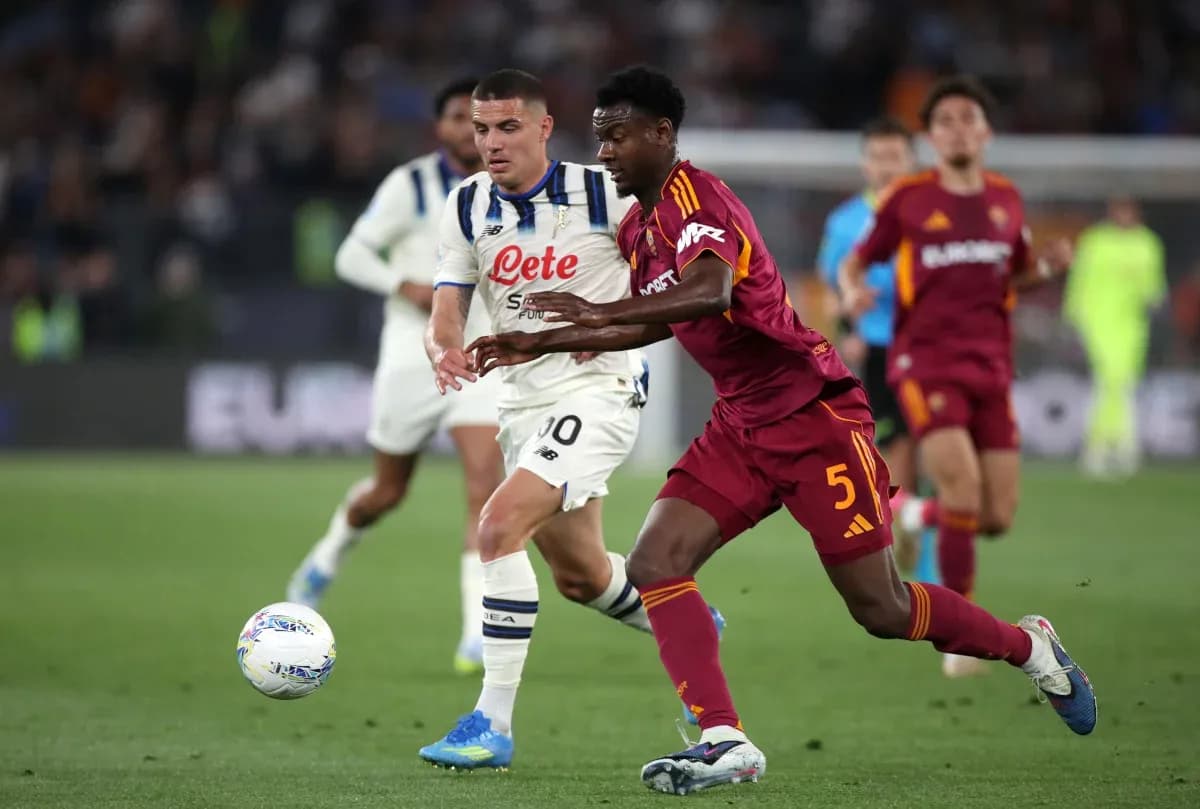 Jugador de Roma compitiendo por el balón