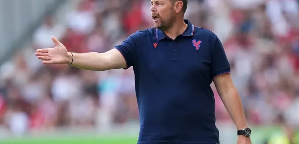 Entrenador dirigiendo a su equipo en el partido