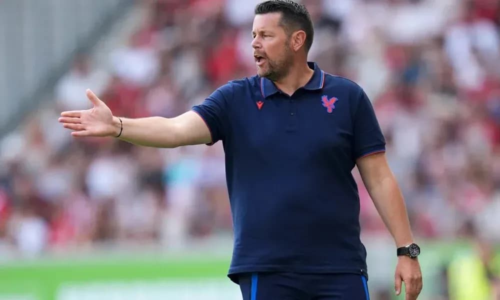 Entrenador dirigiendo a su equipo en el partido