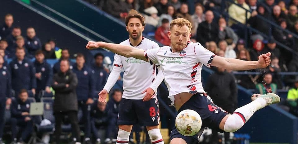Jugador de Bolton disparando el balón durante el partido