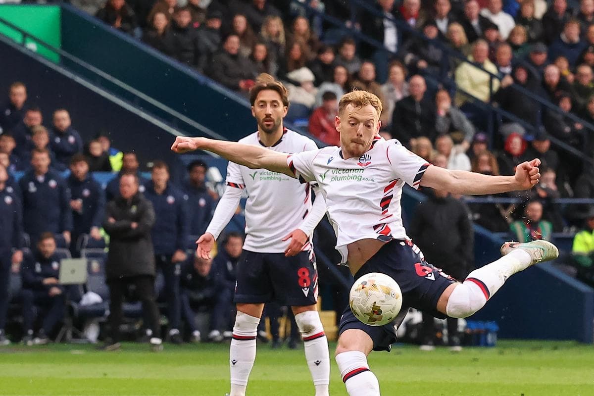 Jugador de Bolton disparando el balón durante el partido