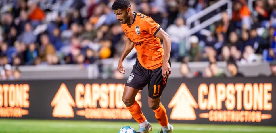 Jugador de Orange County SC con balón en campo
