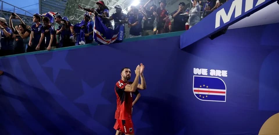 Jugador aplaudiendo a los aficionados en el estadio