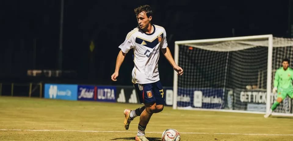Jugador de Real Monarchs con el balón en el campo