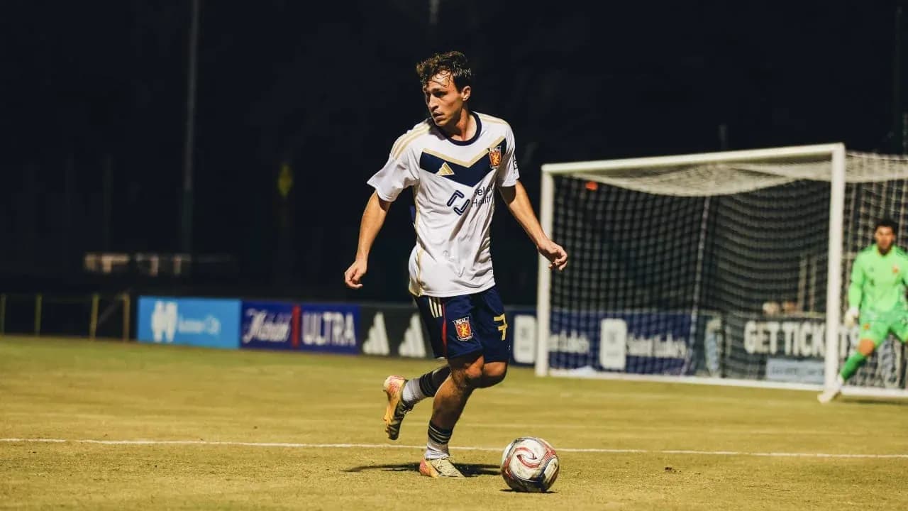 Jugador de Real Monarchs con el balón en el campo