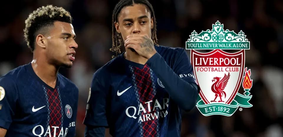 Dos jugadores de PSG en el campo de fútbol