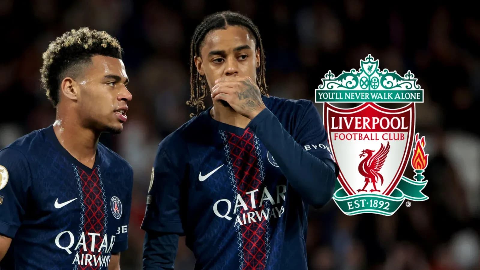 Dos jugadores de PSG en el campo de fútbol