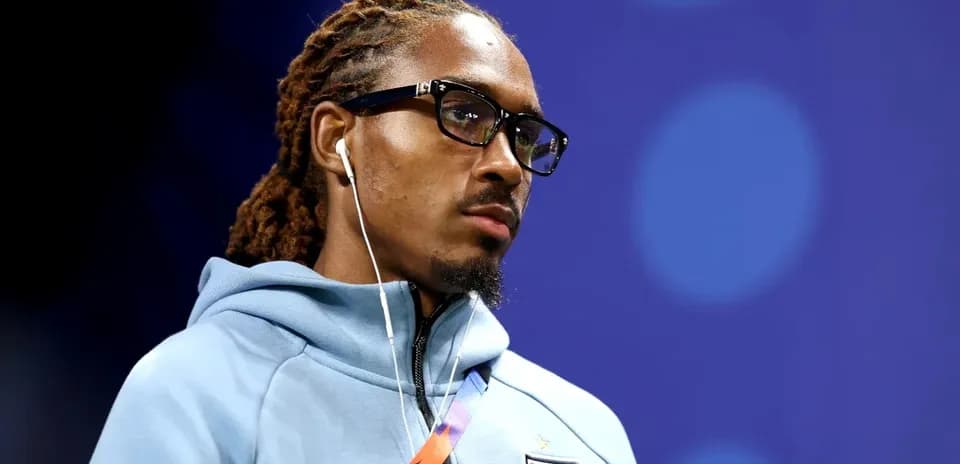 Jugador con gafas y auriculares en la zona técnica