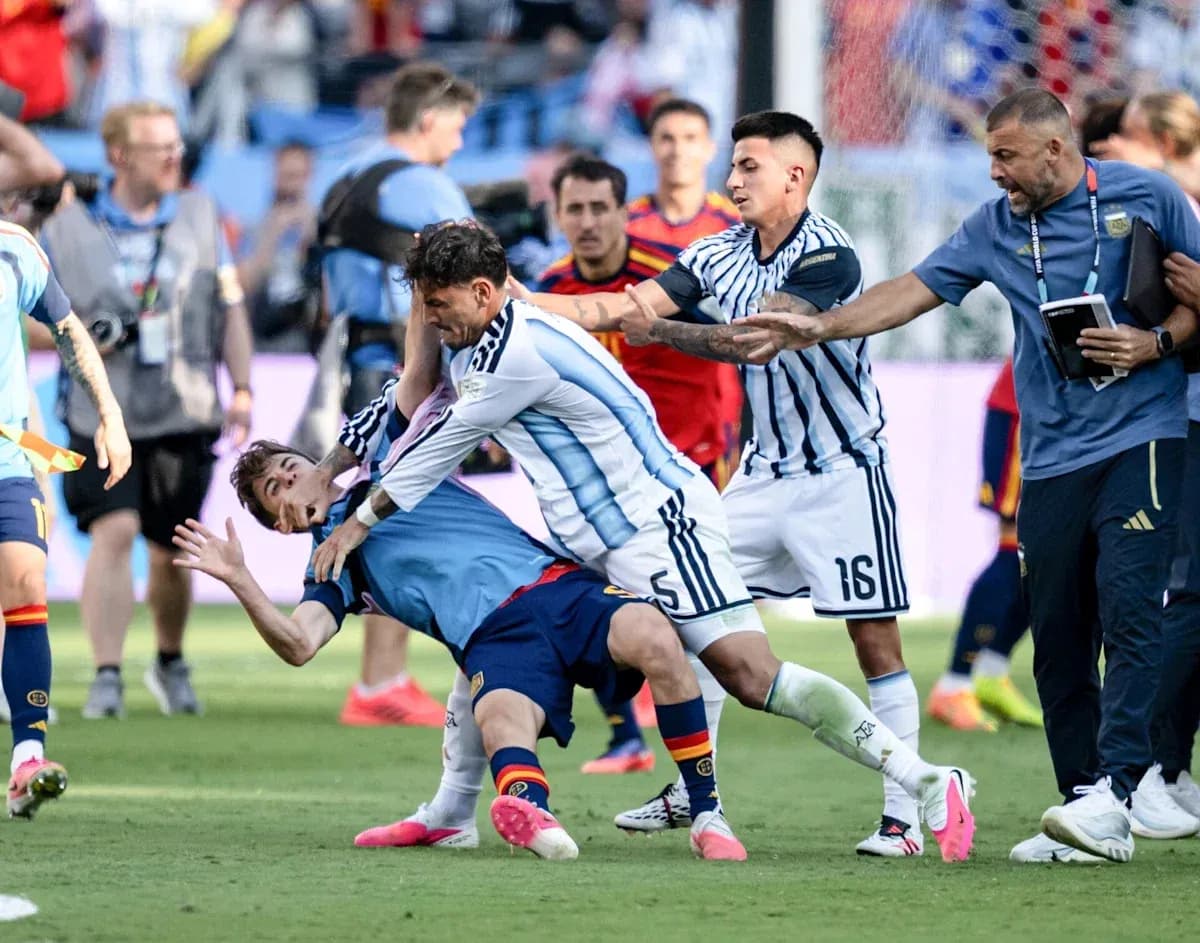 Jugadores de Argentina y España en pelea durante partido