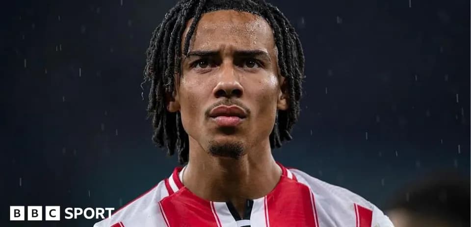 Jugador de Brentford bajo la lluvia en el campo