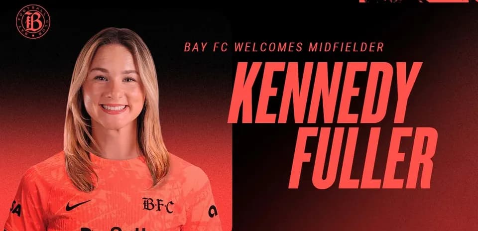 Kennedy Fuller posando en camiseta de Bay FC