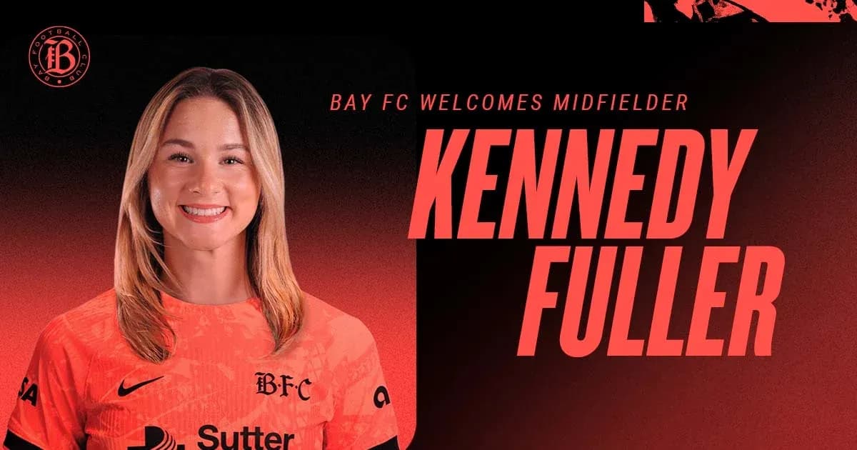 Kennedy Fuller posando en camiseta de Bay FC