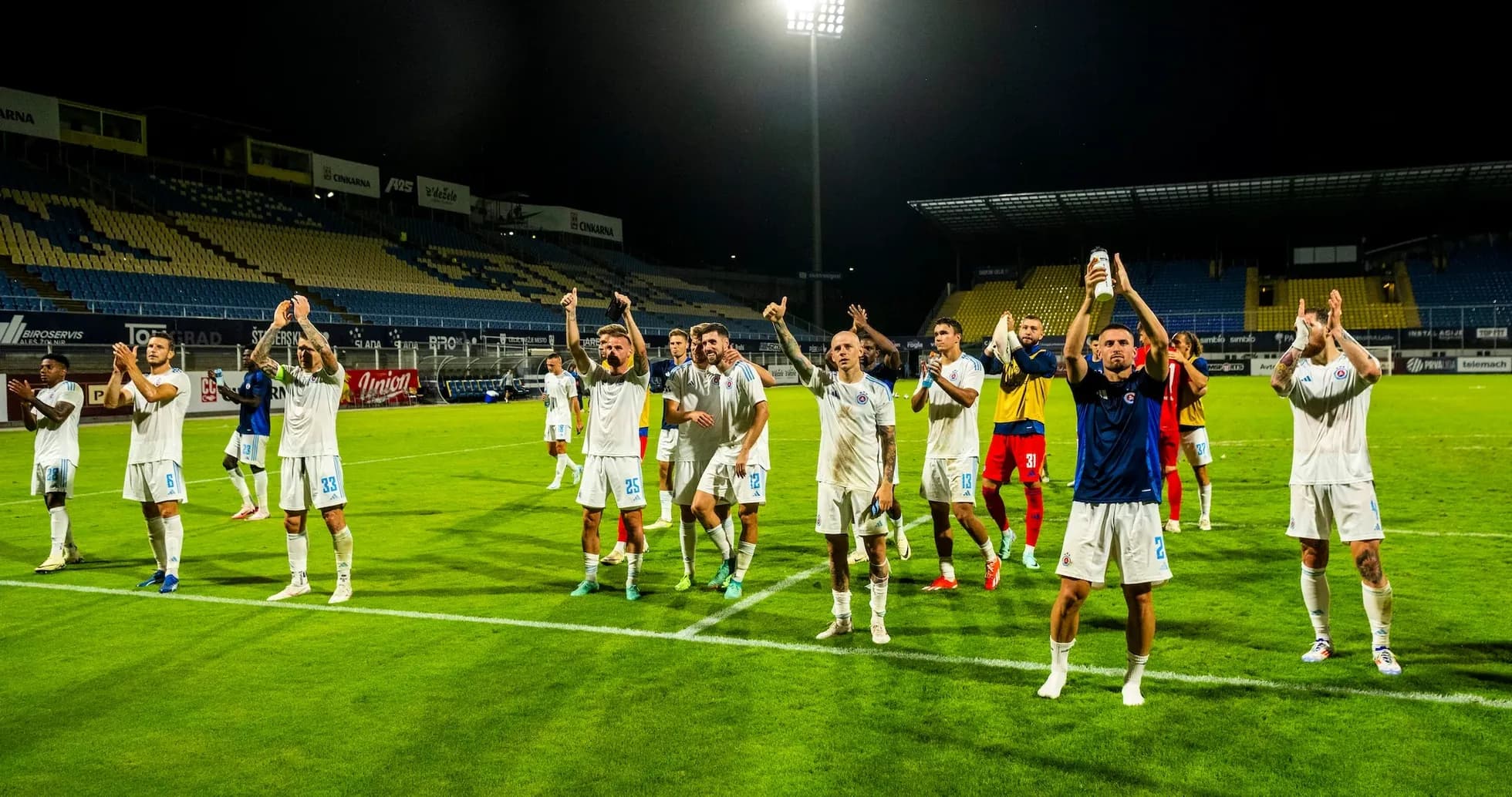 Jugadores de Celje celebrando una victoria en el campo