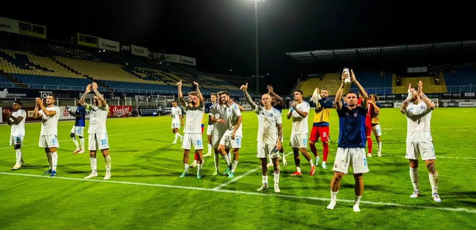 Jugadores de Celje celebrando una victoria en el campo