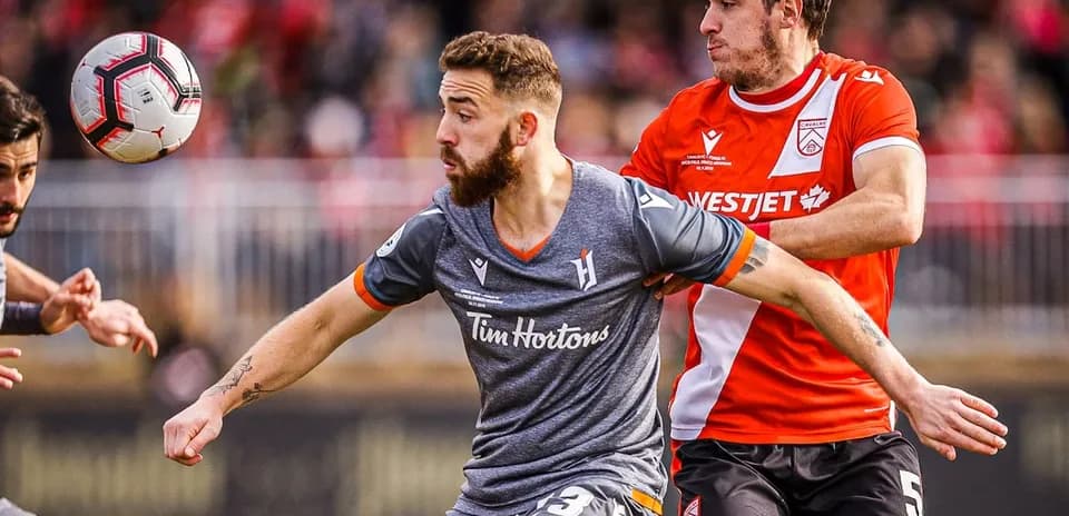 Jugador de Forge FC luchando por el balón
