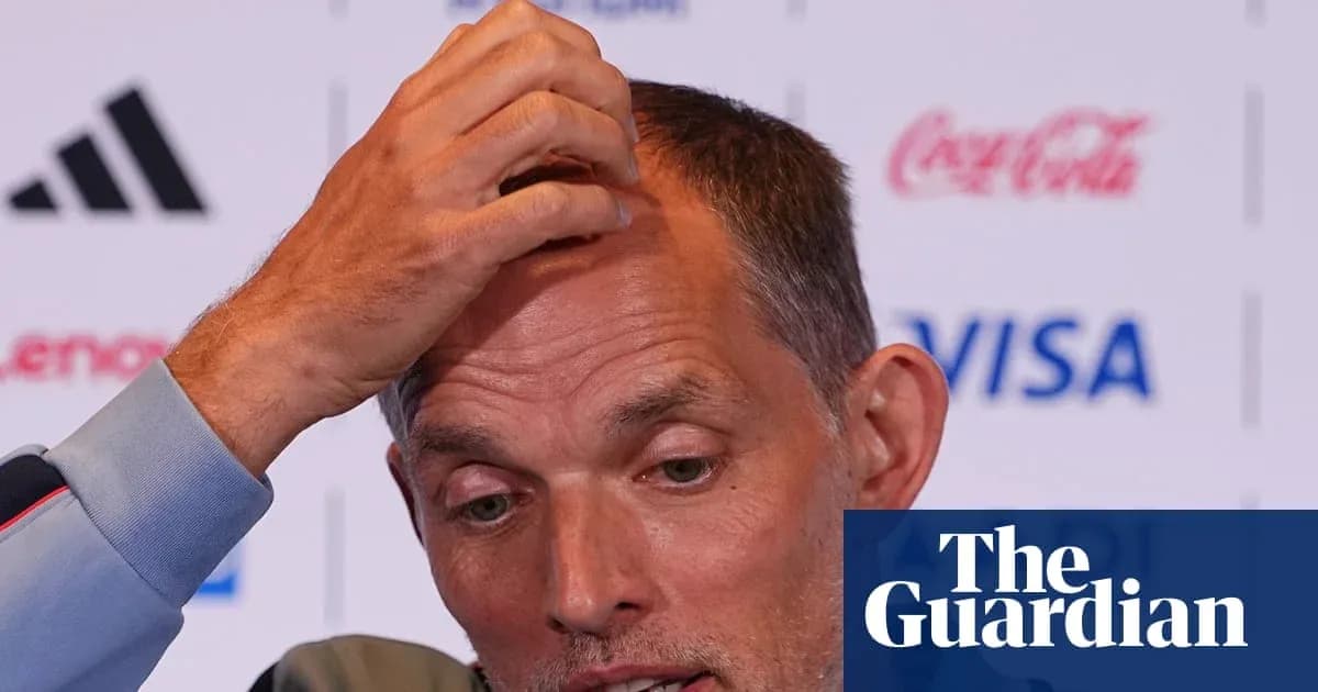 Entrenador en conferencia de prensa con mano en la cabeza