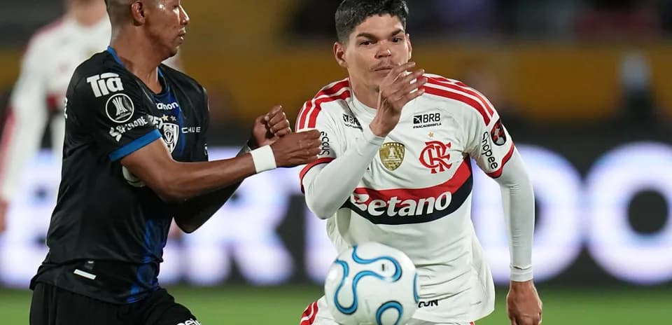 Jugador de Flamengo enfrentando a Independiente del Valle