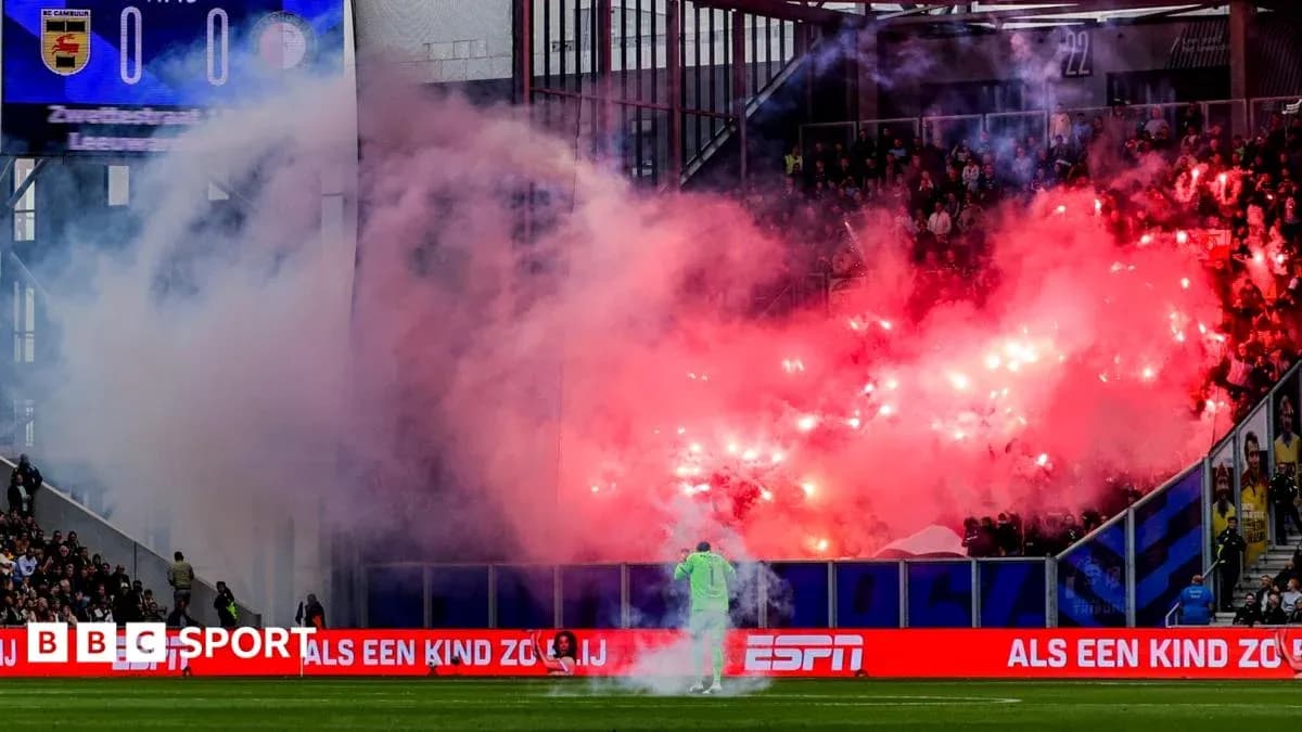 Agujeros de humo y bengalas en el estadio
