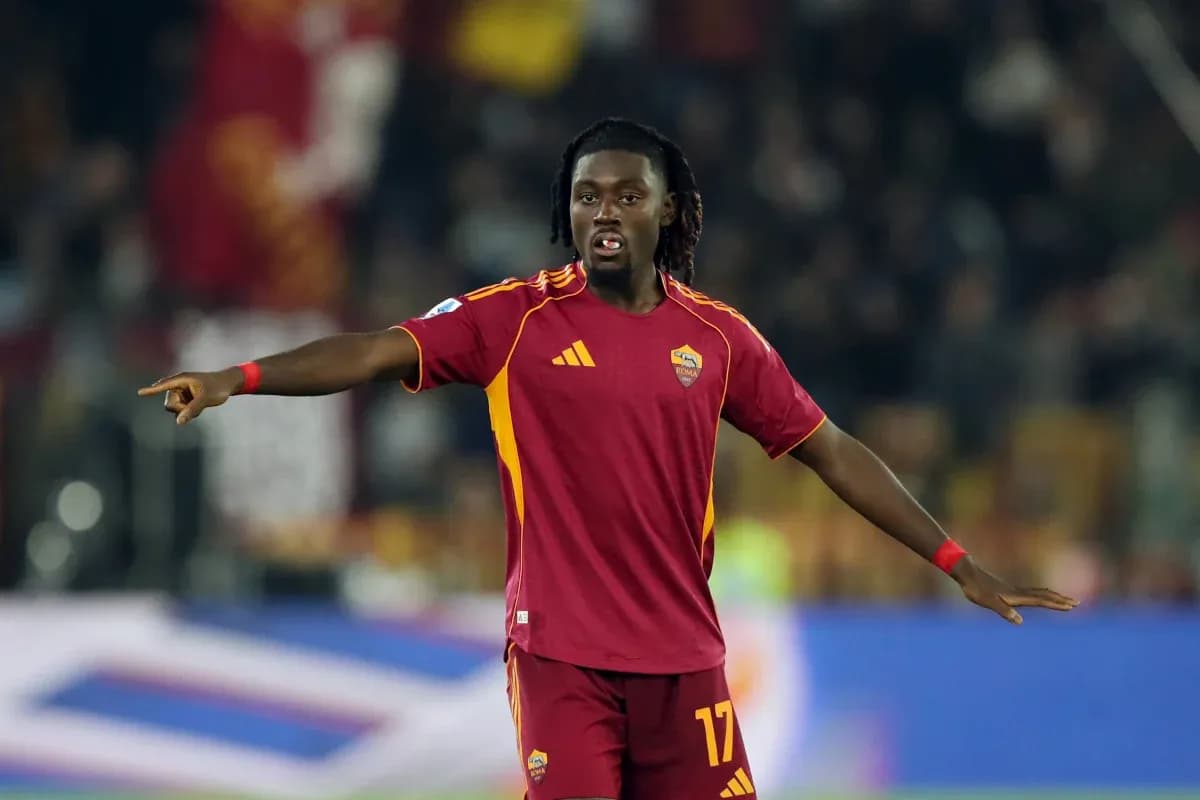 Jugador de la Roma señalando durante el partido