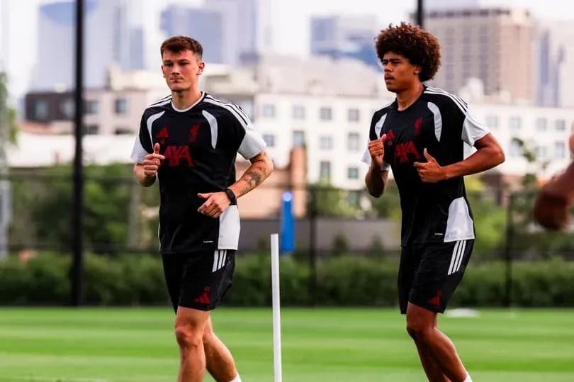 Dos jugadores de Liverpool corriendo en entrenamiento