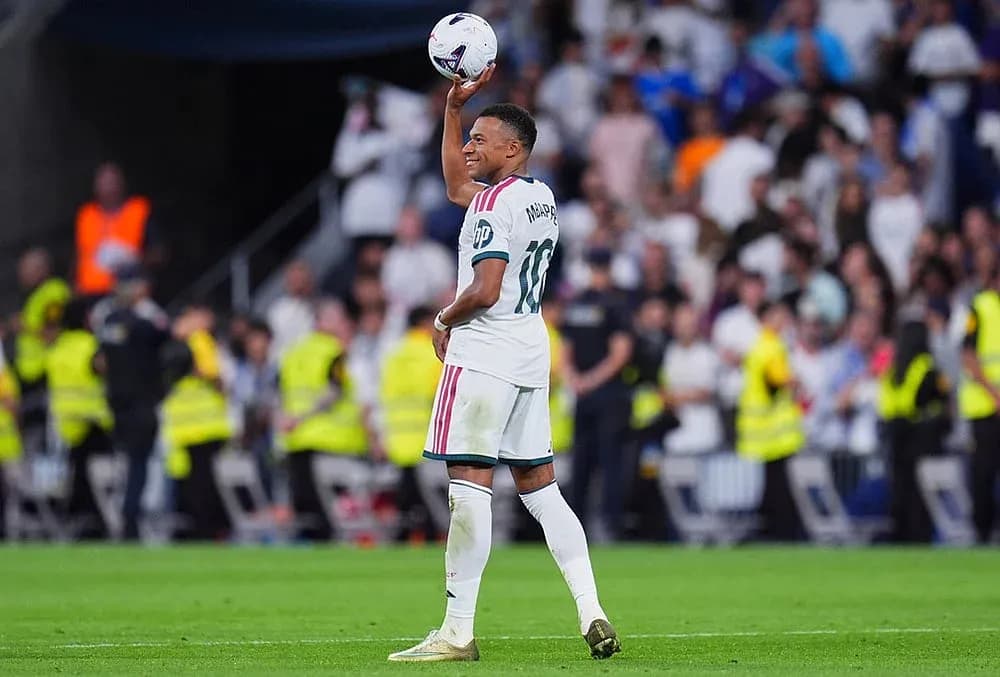 Jugador levantando el balón durante el partido