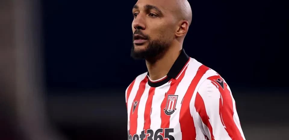 Jugador de Stoke City en camiseta a rayas rojas