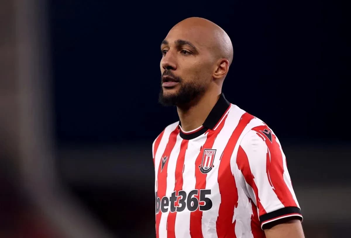Jugador de Stoke City en camiseta a rayas rojas Jugador de Stoke City en camiseta a rayas rojas