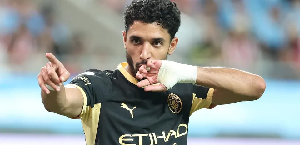 Jugador de fútbol señalando con la mano durante partido