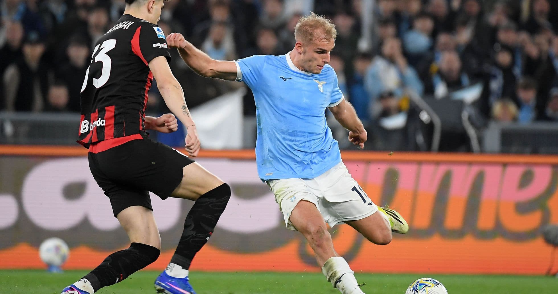 Jugador de Lazio luchando por el balón