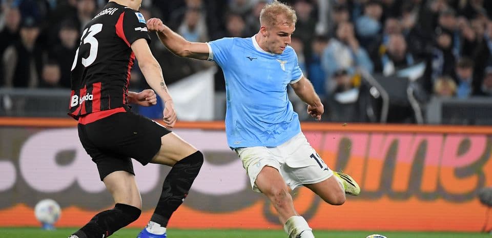 Jugador de Lazio luchando por el balón