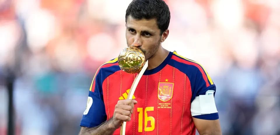 Jugador español besando trofeo tras el partido
