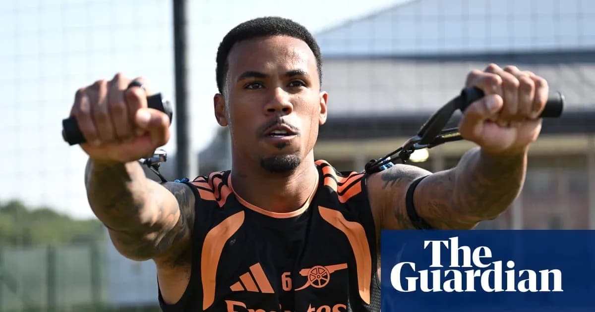 Jugador entrenando con bandas elásticas en campo